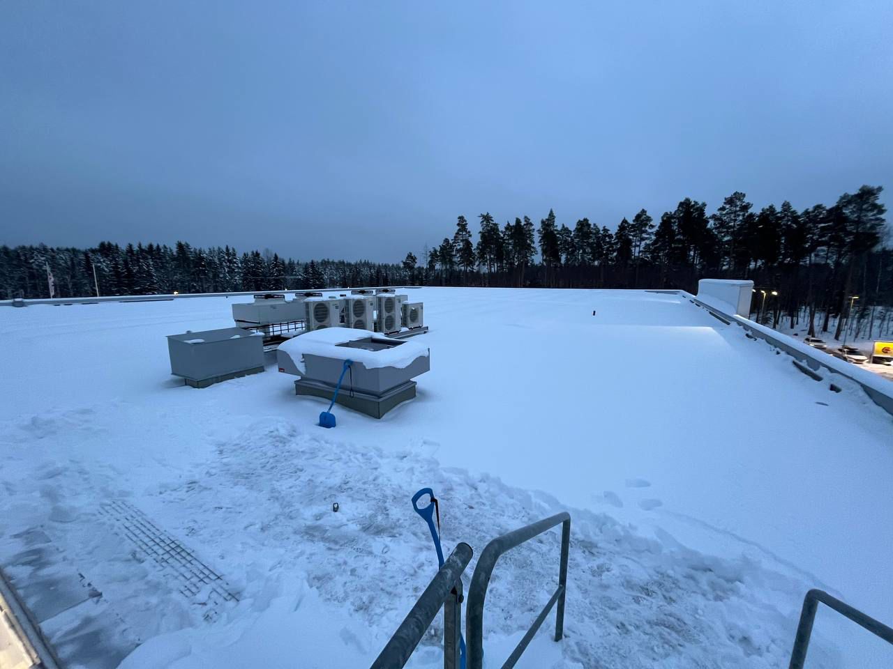 Vinterunderhåll i Sverige — snöig stadsmiljö i Jönköping